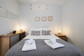 1 sovrum, strykjärn/strykbräda och internet