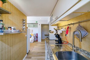 Kylskåp, mikrovågsugn, ugn och spishäll