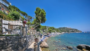 A coastal walkway with stone walls, clear blue water, and a view of the sea. - AMORE RENTALS - Villa Ibiscus with Infinity Pool, Direct Sea Access, Sea View, Parking and Breakfast (Nerano)