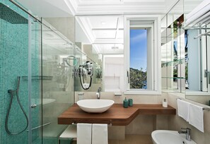 Dutxa, assecador de cabells, bidet i tovalloles 