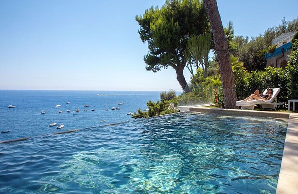Piscine à débordement, chaises longues