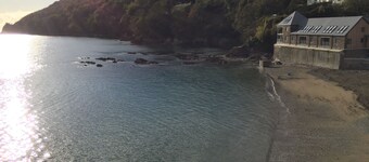 HOWTON COTTAGE - landsbyhytte på kyststi ved siden av strendene