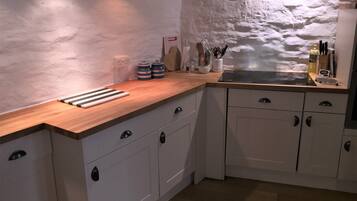 Jääkaappi, mikroaaltouuni, uuni, liesi