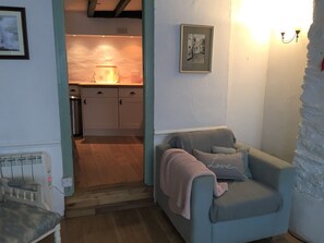 TV, peis, DVD-spiller og bøker