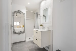 Shower, hair dryer, towels, soap - Modern Apartment for 5 on the beach of Alcúdia, with WiFi, AC and terrace (Alcudia)