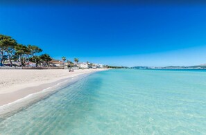 PĂ„ stranden, solstolar och strandhanddukar