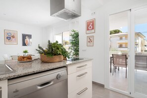 Køleskab, mikrobølgeovn, ovn, kogeplade