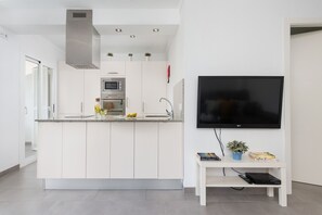 Fridge, microwave, oven, stovetop - Modern Apartment for 5 on the beach of Alcúdia, with WiFi, AC and terrace (Alcudia)