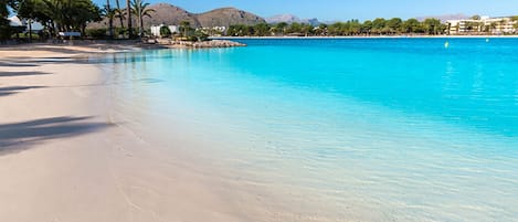 På stranden, solsenger og strandhåndklær