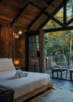 Escritorio, wifi gratis y ropa de cama 