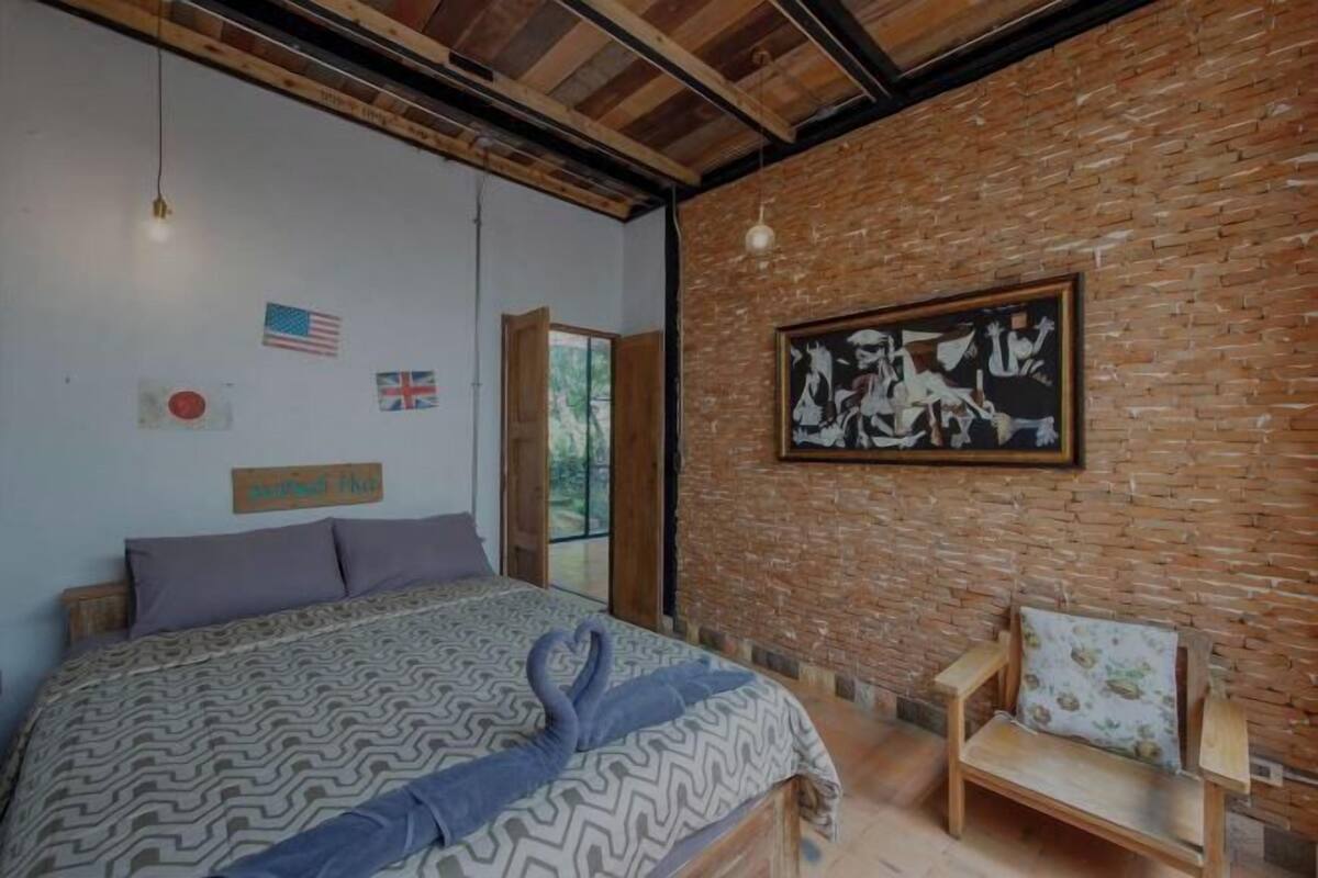 Desk, WiFi (free), bed sheets