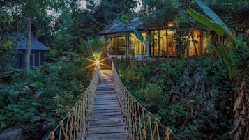 Villa Poonsuk River View | Desk, free WiFi, bed sheets