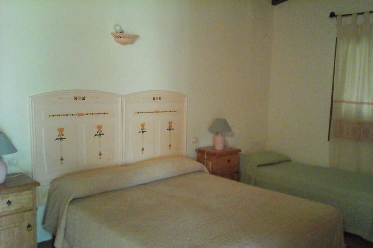 Quarto triplo, várias camas | Cofres nos quartos, individualmente mobiliados, escrivaninha