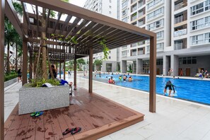 Kolam renang outdoor, dengan kursi berjemur