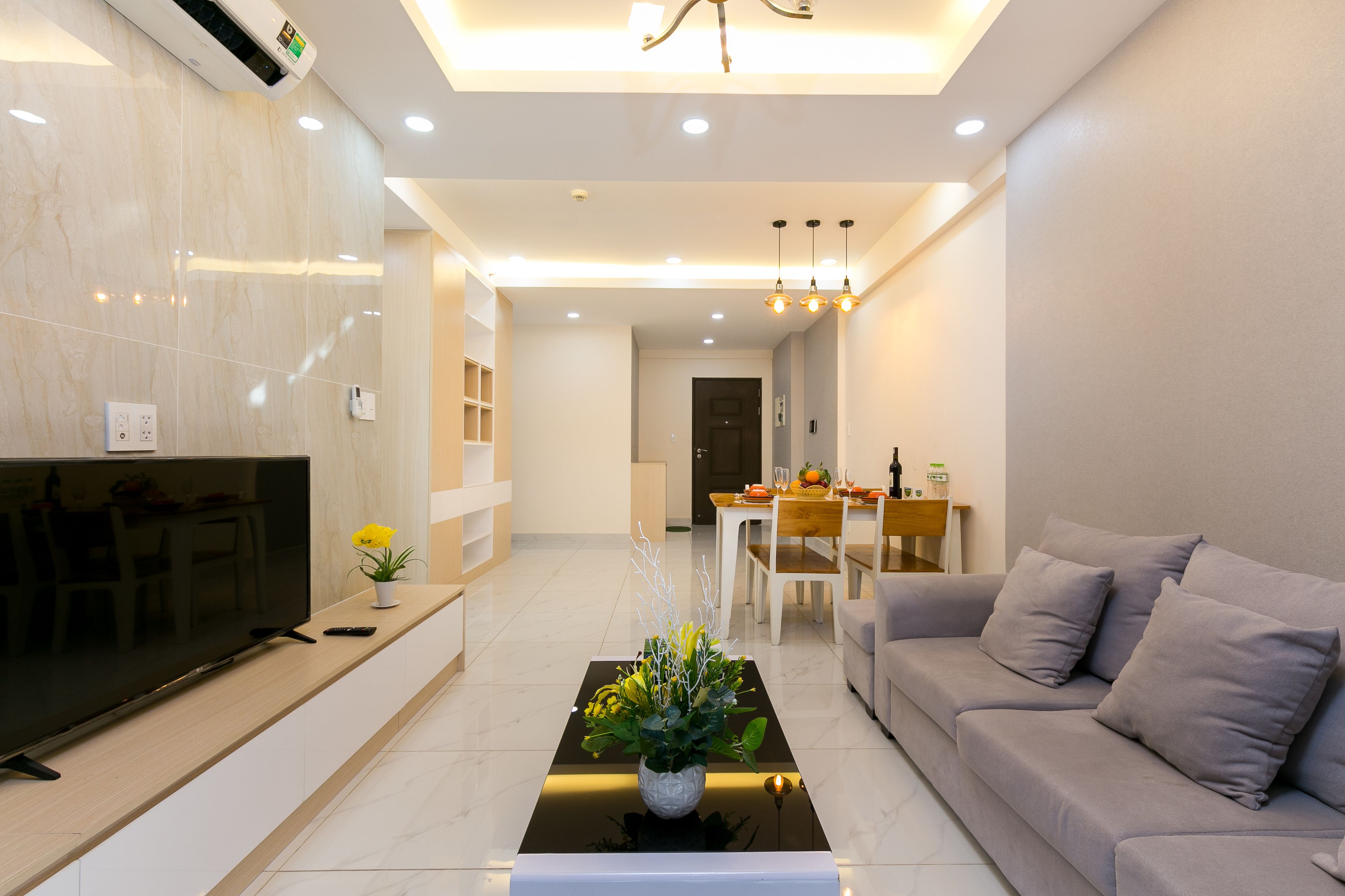 Apartamento superluxo, vista para a piscina | Área de estar | TV