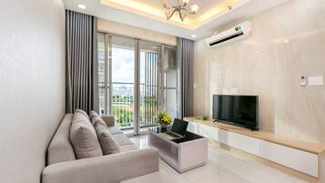 Apartemen Mewah, pemandangan kolam renang | Area keluarga | TV