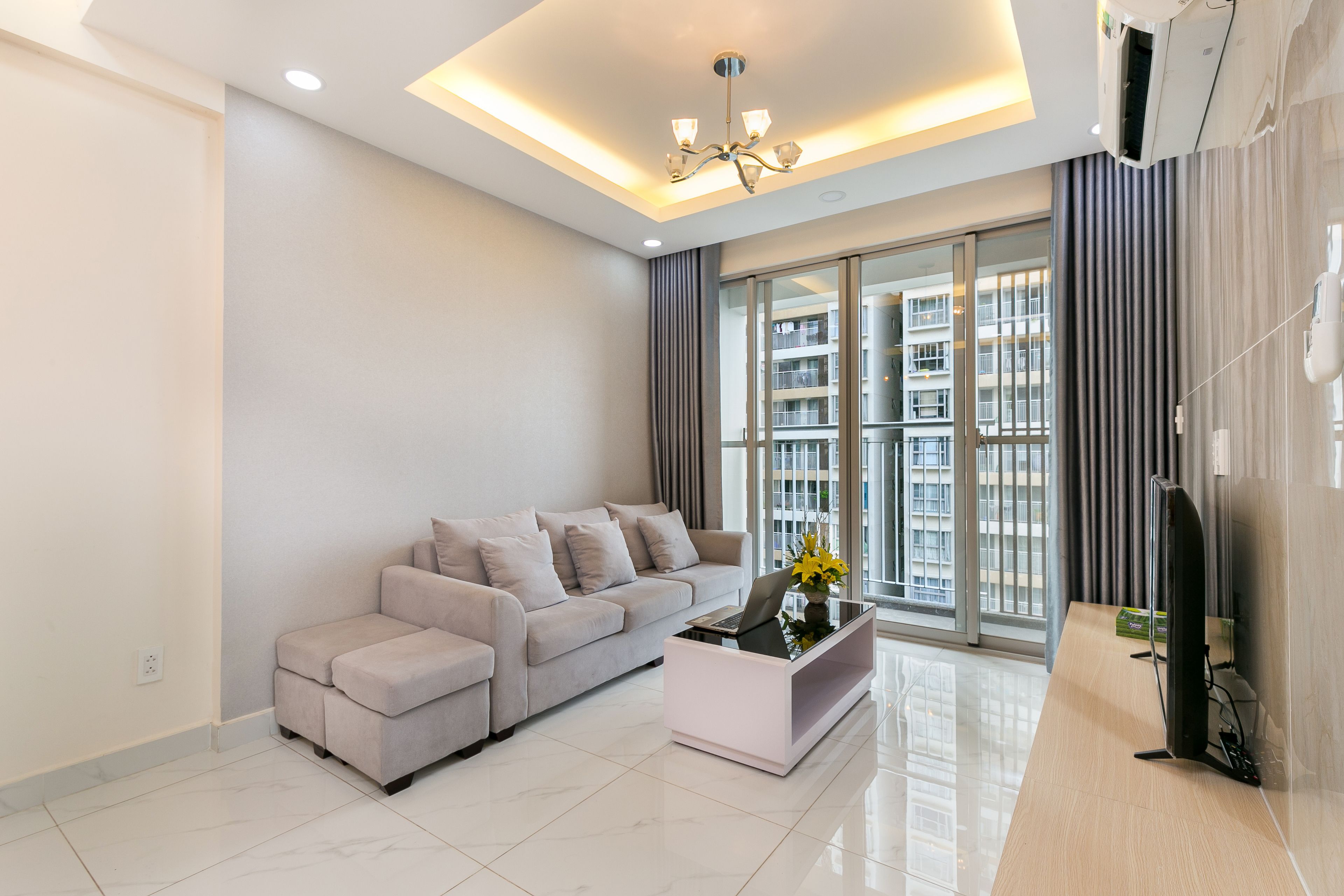 Căn hộ Cao cấp, quang cảnh hồ bơi | Khu phòng khách | TV 