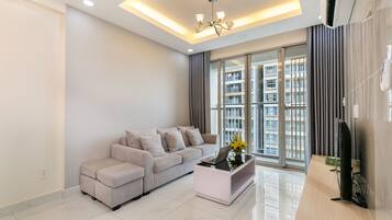 Apartemen Mewah, pemandangan kolam renang | Area keluarga | TV