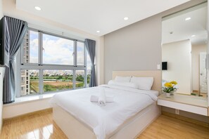 Apartamento superluxo, vista para a piscina | Roupas de cama premium, frigobar, escrivaninha, Wi-Fi de cortesia