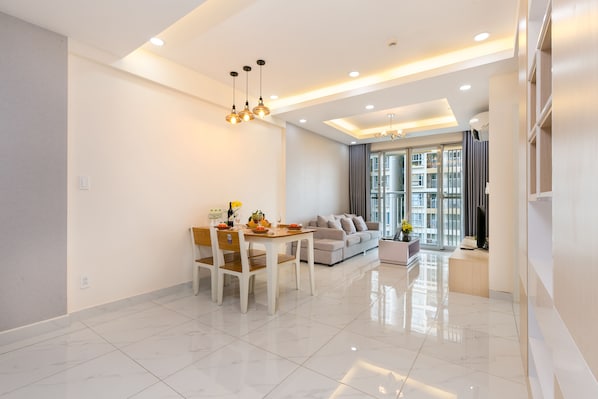 Luxury Apartment, Pool View | Living area