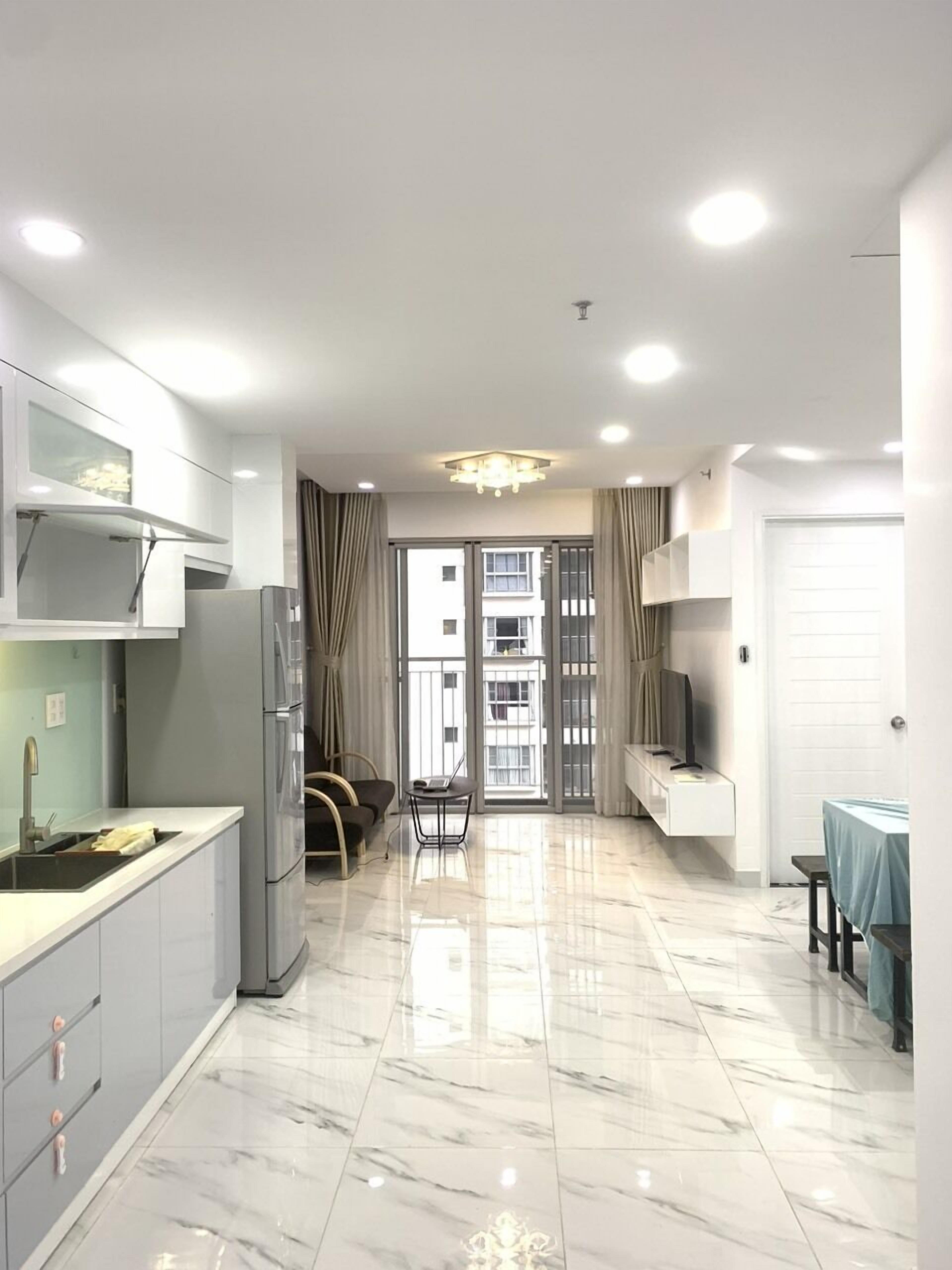 Căn hộ Cao cấp, quang cảnh hồ bơi | Phòng khách | TV 