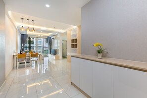 Luxury-Apartment, Poolblick | Wohnbereich | Fernseher
