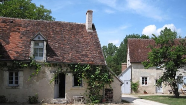 A rustic building with a tiled roof, a chimney, and a small porch. - A haven of peace in the village of Montrésor (Châteaux de la Loire) (Chemillé-Sur-Indrois)