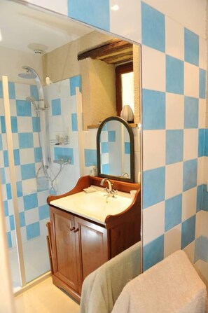 Een bad, een haardroger, handdoeken, toiletpapier