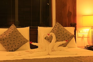 Deluxe Room, 1 Katil Raja (King), Non Smoking | Peti besi dalam bilik, meja, kalis bunyi, seterika/papan seterika 