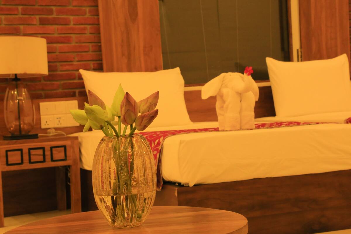 Deluxe Room, 1 King Bed, Non Smoking | In-room safe, desk, soundproofing, iron/ironing board (on request)