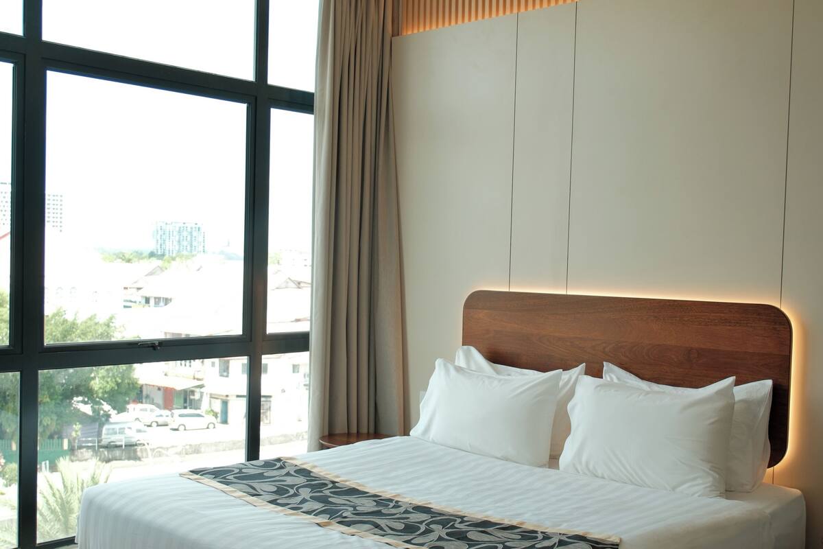 Deluxe Room, City View | In-room safe, iron/ironing board (on request), WiFi (free), bed sheets