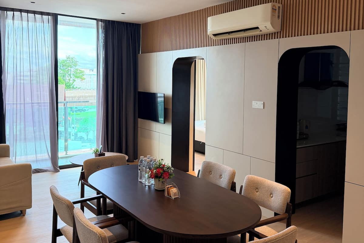 Executive Apartment | Living area | 32-inch flat-screen TV with satellite channels