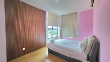 Camera da letto con parete in legno, un letto con cuscini, una finestra con persiane e una lampada a soffitto.
