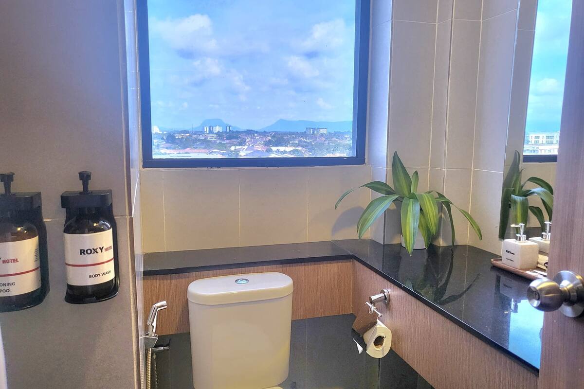 deluxe room | bathroom | shower, free toiletries, hair dryer, slippers