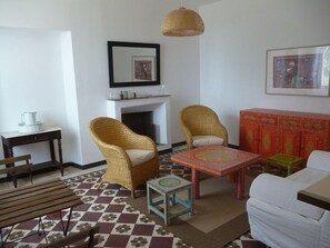 テレビ、暖炉、書庫、ステレオ