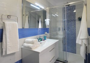 Shower, hair dryer, bidet, towels - La Casa Sassolini - Zaffiro apartment (Napoli)