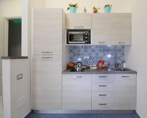 Fridge, microwave, oven, stovetop - La Casa Sassolini - Zaffiro apartment (Napoli)