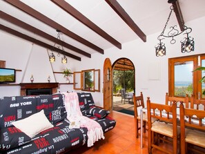 Een televisie, een open haard en een dvd-speler