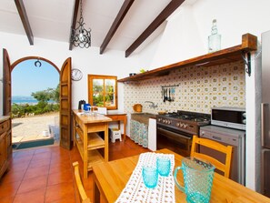 Kjøleskap, mikrobølgeovn, ovn og oppvaskmaskin