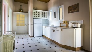 Kühlschrank, Ofen, Herdplatte, Wasserkocher mit Kaffee-/Teezubehör