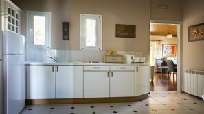 Frigorifero, forno, piano cottura, macchina per tè/caffè