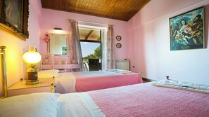 3 makuuhuonetta, työpöytä, silitysrauta/-lauta, ilmainen Wi-Fi