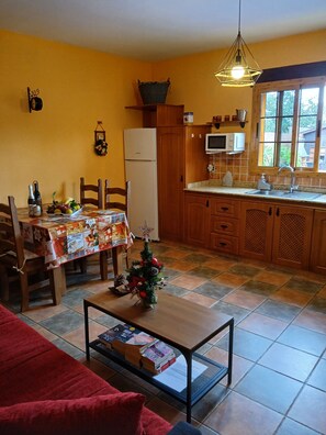 Refrigerador, microondas, parrilla de estufa y cafetera y tetera 