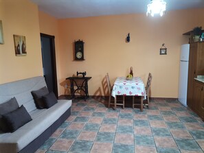 Télévision, lecteur de DVD, livres