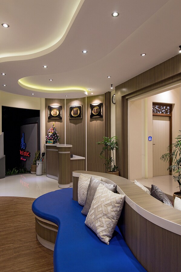 Lobby sitting area - The Xotic Jimbaran Bali (Jimbaran)