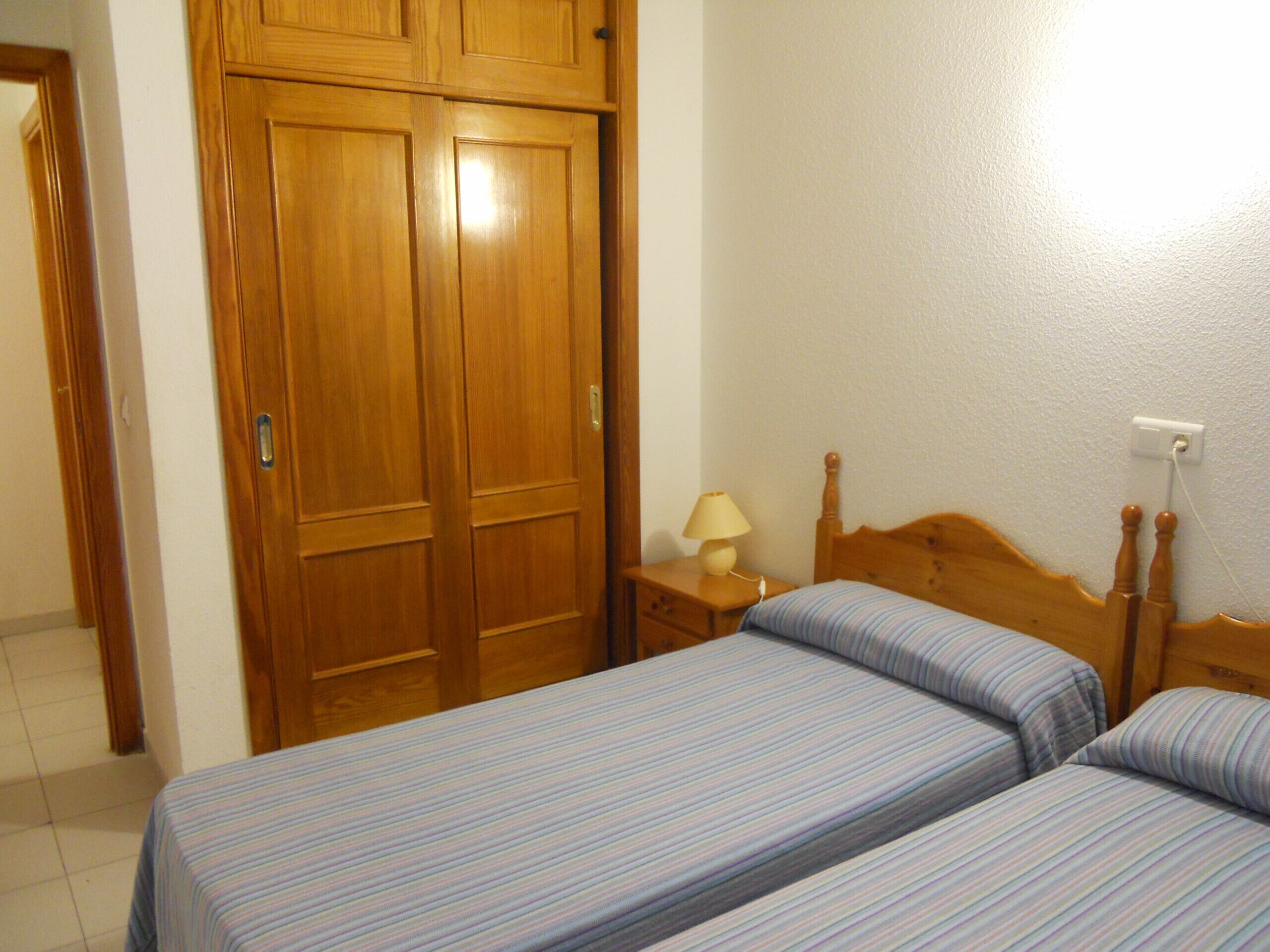 Een kluis op de kamer, een strijkplank/strijkijzer, beddengoed