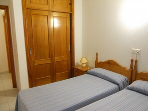 Coffres-forts dans les chambres, fer et planche à repasser