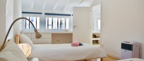 3 bedrooms, iron/ironing board, travel crib, WiFi