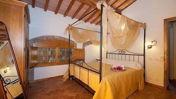 2 bedrooms, iron/ironing board, free WiFi