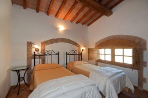 2 bedrooms, iron/ironing board, free WiFi